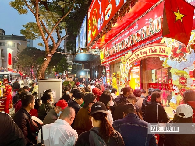 Xuyên đêm xếp hàng mua vàng bạc ngày vía Thần Tài: Người lớn giữ lệ mua vàng, giới trẻ chuộng bạc tích lũy- Ảnh 1.