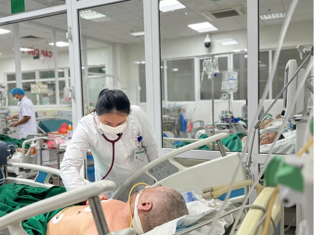 Không chỉ trơn trượt, nồm ẩm còn là “ổ bệnh” trong nhà kín- Ảnh 2.