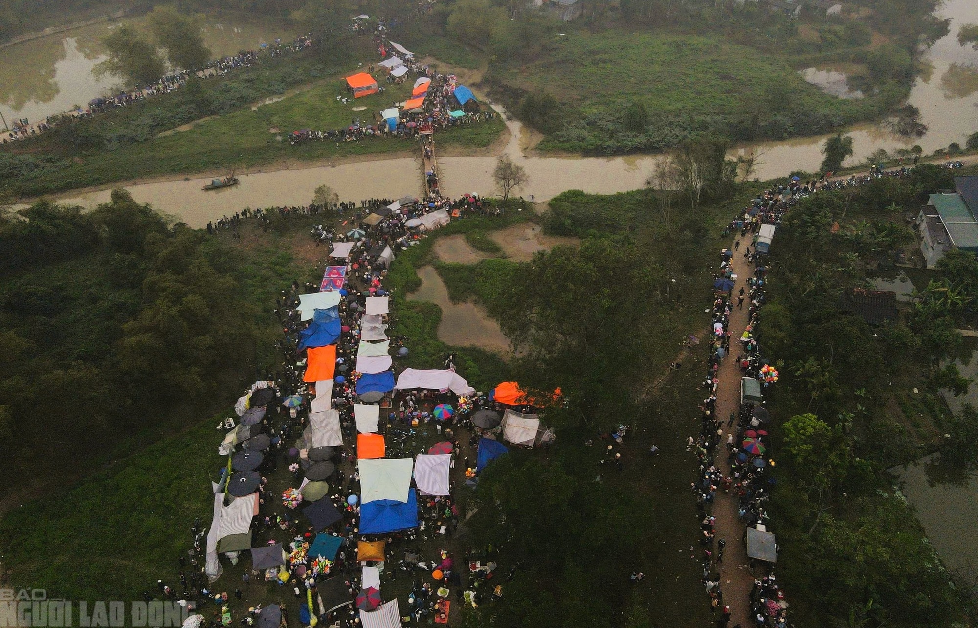 Cứ nhằm ngày 6 Tết, người dân lại kéo nhau đi chợ "choảng nhau" cầu may - Ảnh 1.