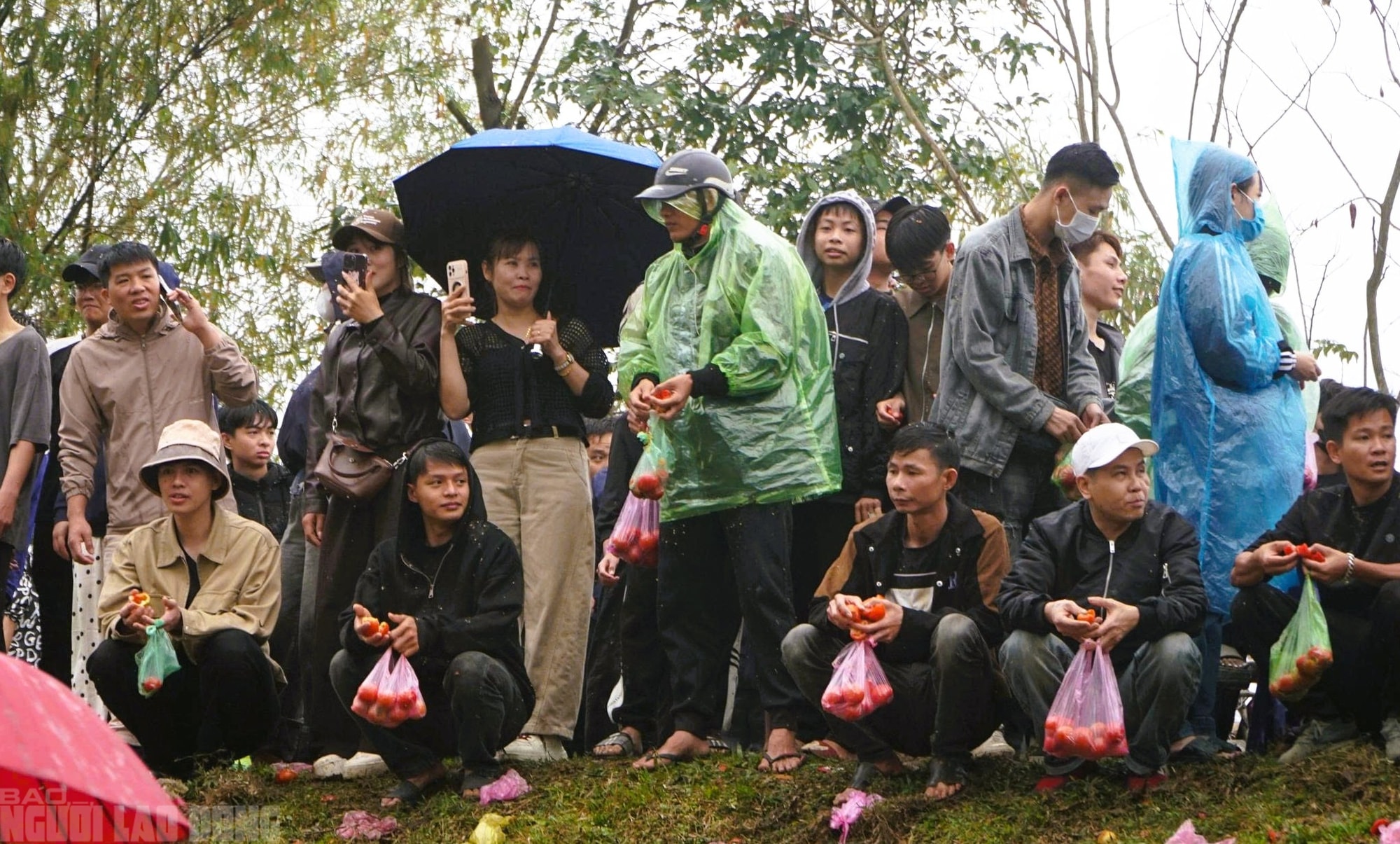 Cứ nhằm ngày 6 Tết, người dân lại kéo nhau đi chợ "choảng nhau" cầu may - Ảnh 5.