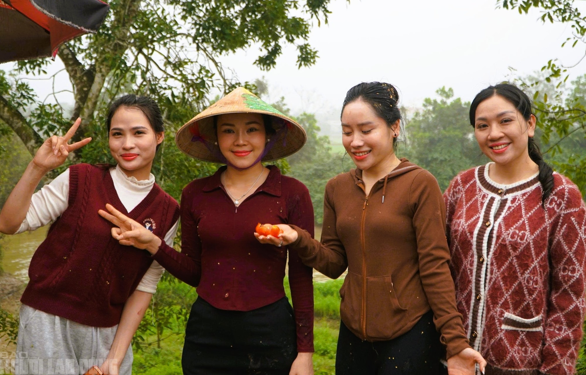 Cứ nhằm ngày 6 Tết, người dân lại kéo nhau đi chợ "choảng nhau" cầu may - Ảnh 6.