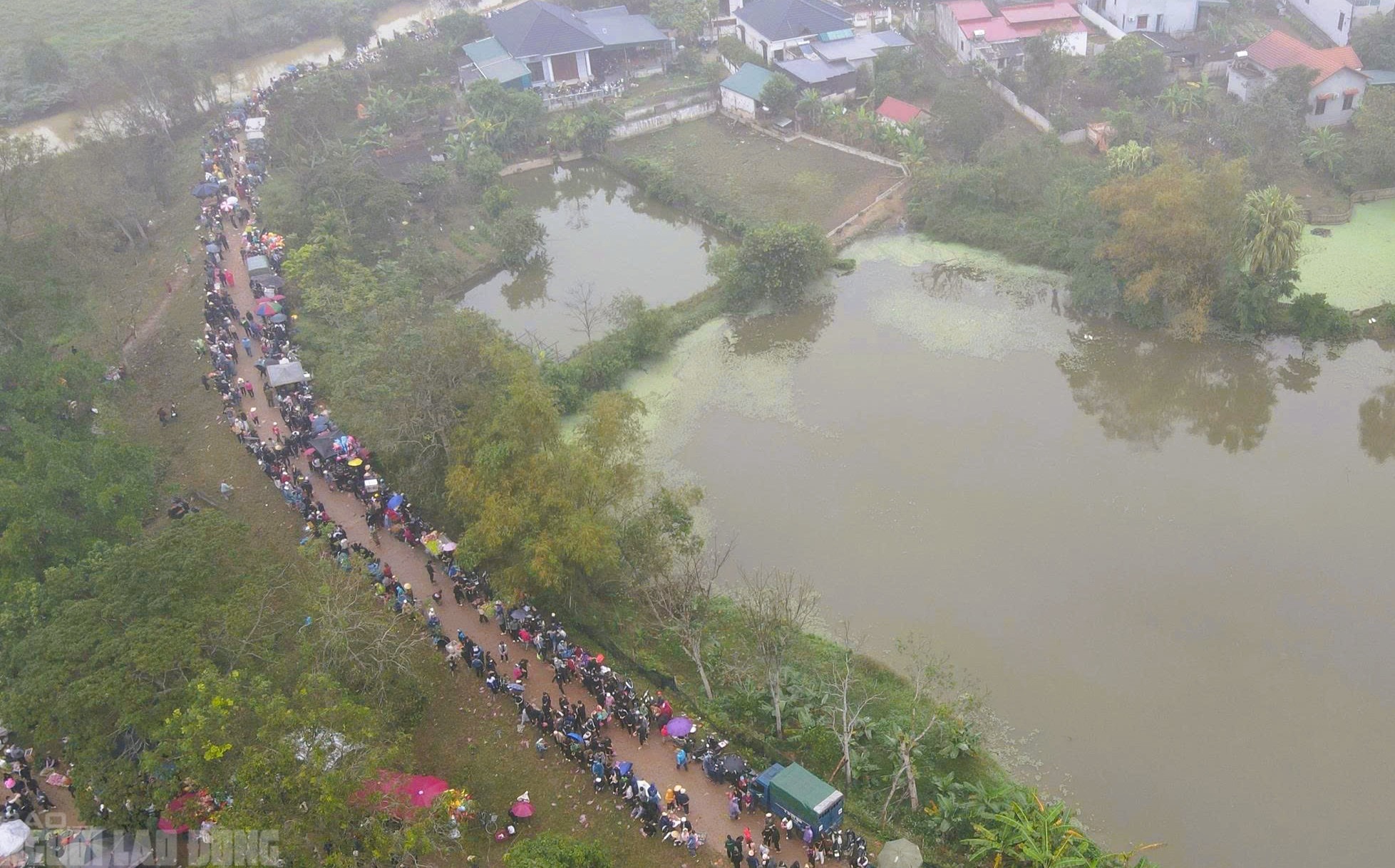 Cứ nhằm ngày 6 Tết, người dân lại kéo nhau đi chợ "choảng nhau" cầu may - Ảnh 17.