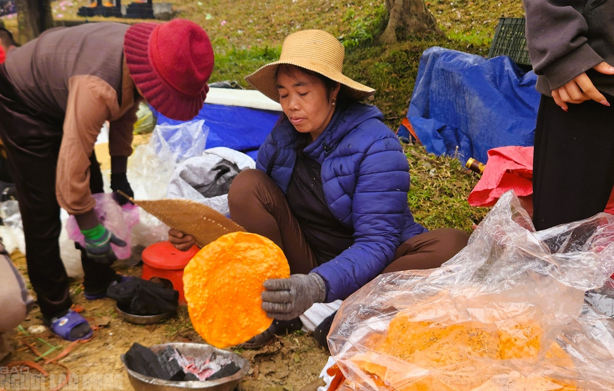 Cứ nhằm ngày 6 Tết, người dân lại kéo nhau đi chợ "choảng nhau" cầu may - Ảnh 14.