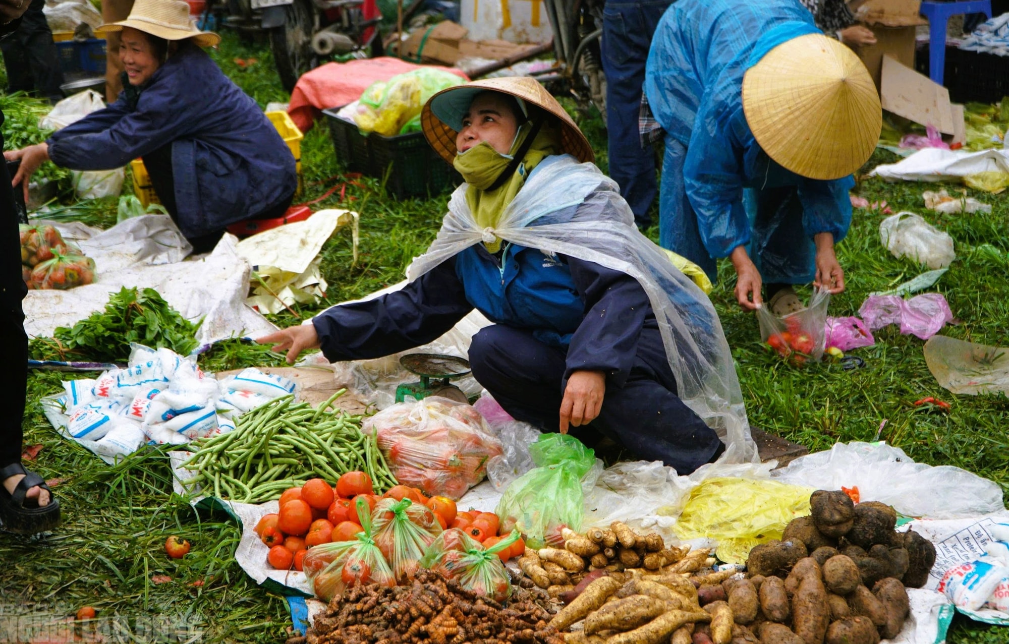 Cứ nhằm ngày 6 Tết, người dân lại kéo nhau đi chợ "choảng nhau" cầu may - Ảnh 15.