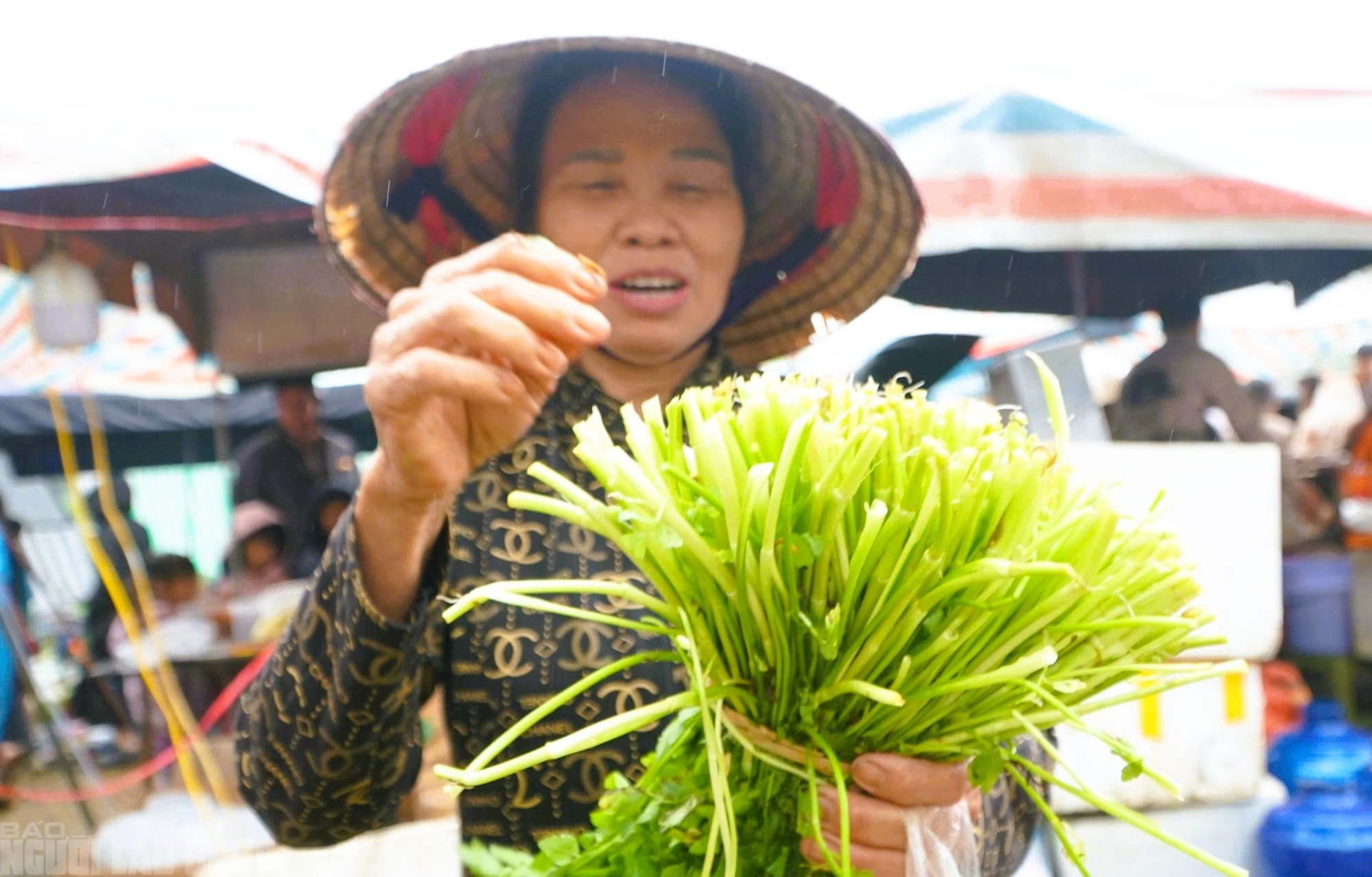 Cứ nhằm ngày 6 Tết, người dân lại kéo nhau đi chợ "choảng nhau" cầu may - Ảnh 16.