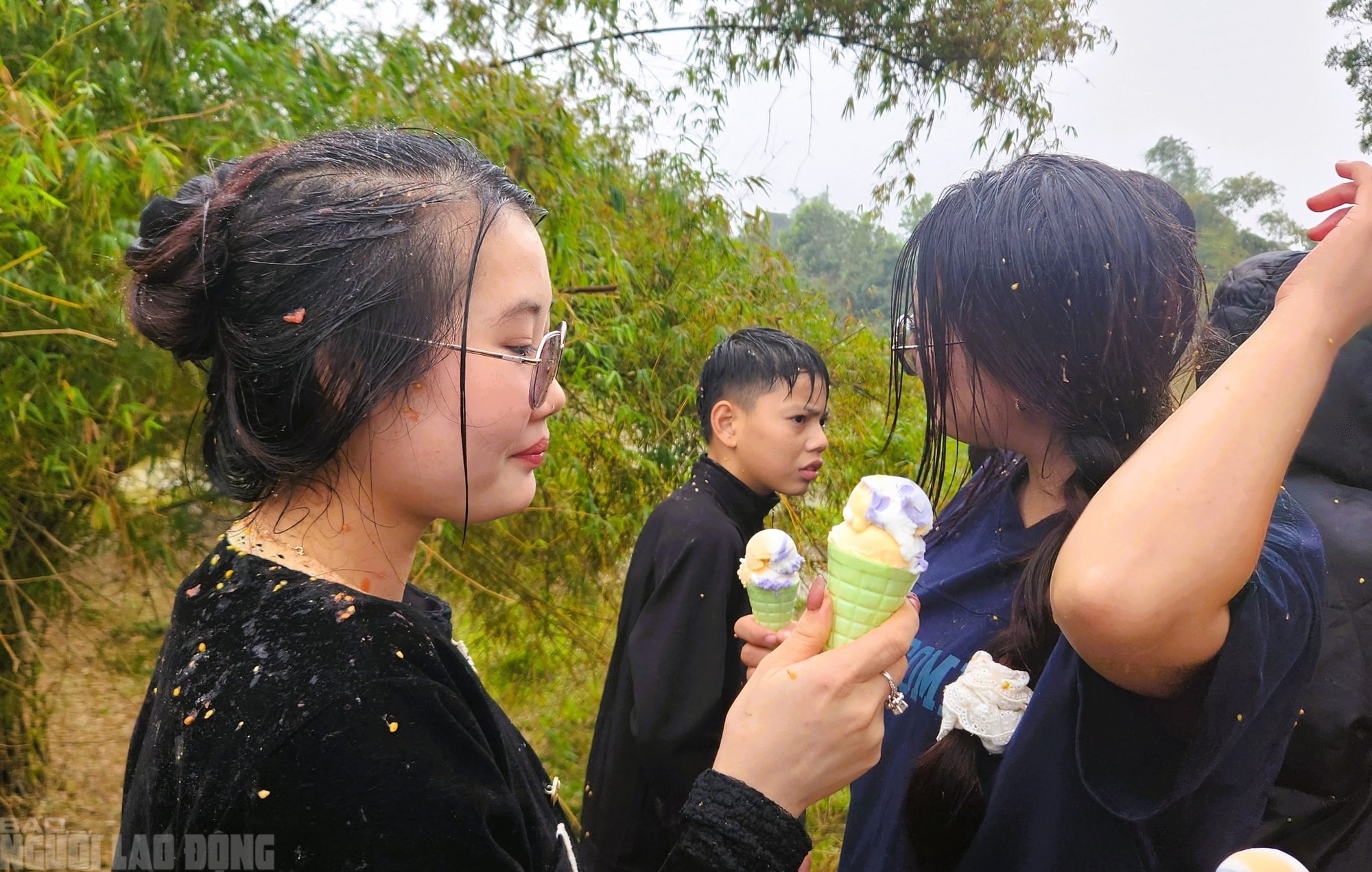 Cứ nhằm ngày 6 Tết, người dân lại kéo nhau đi chợ "choảng nhau" cầu may - Ảnh 7.