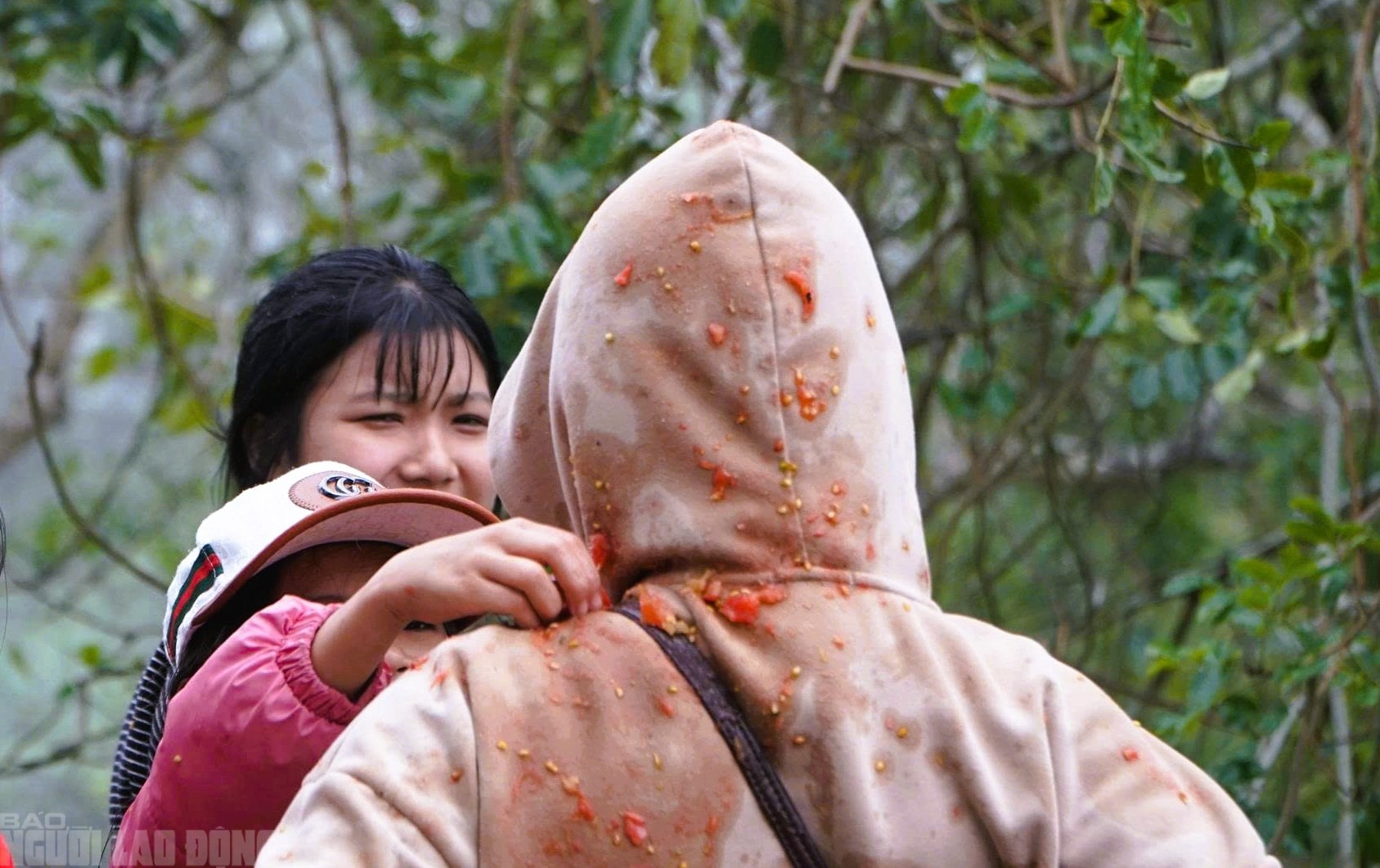 Cứ nhằm ngày 6 Tết, người dân lại kéo nhau đi chợ "choảng nhau" cầu may - Ảnh 10.