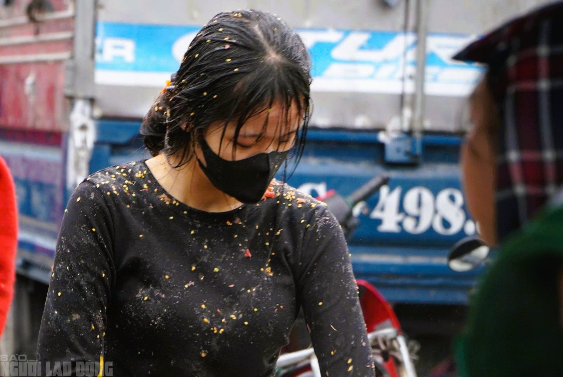 Cứ nhằm ngày 6 Tết, người dân lại kéo nhau đi chợ "choảng nhau" cầu may - Ảnh 11.