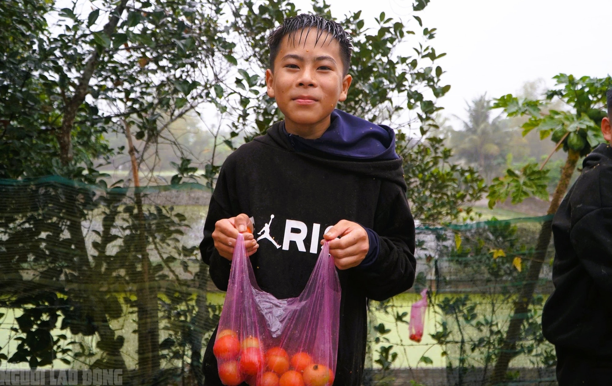 Cứ nhằm ngày 6 Tết, người dân lại kéo nhau đi chợ "choảng nhau" cầu may - Ảnh 3.