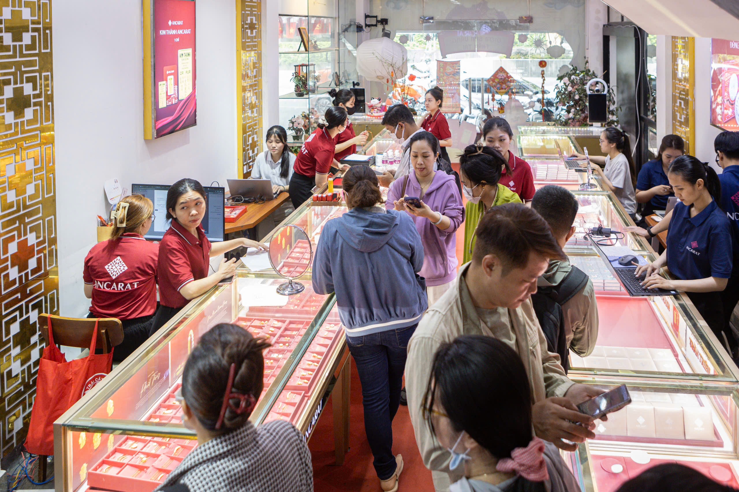 Giá bạc hôm nay 26 - 2: Khách hàng xếp hàng mua bạc Thần Tài tăng mạnh - Ảnh 4.