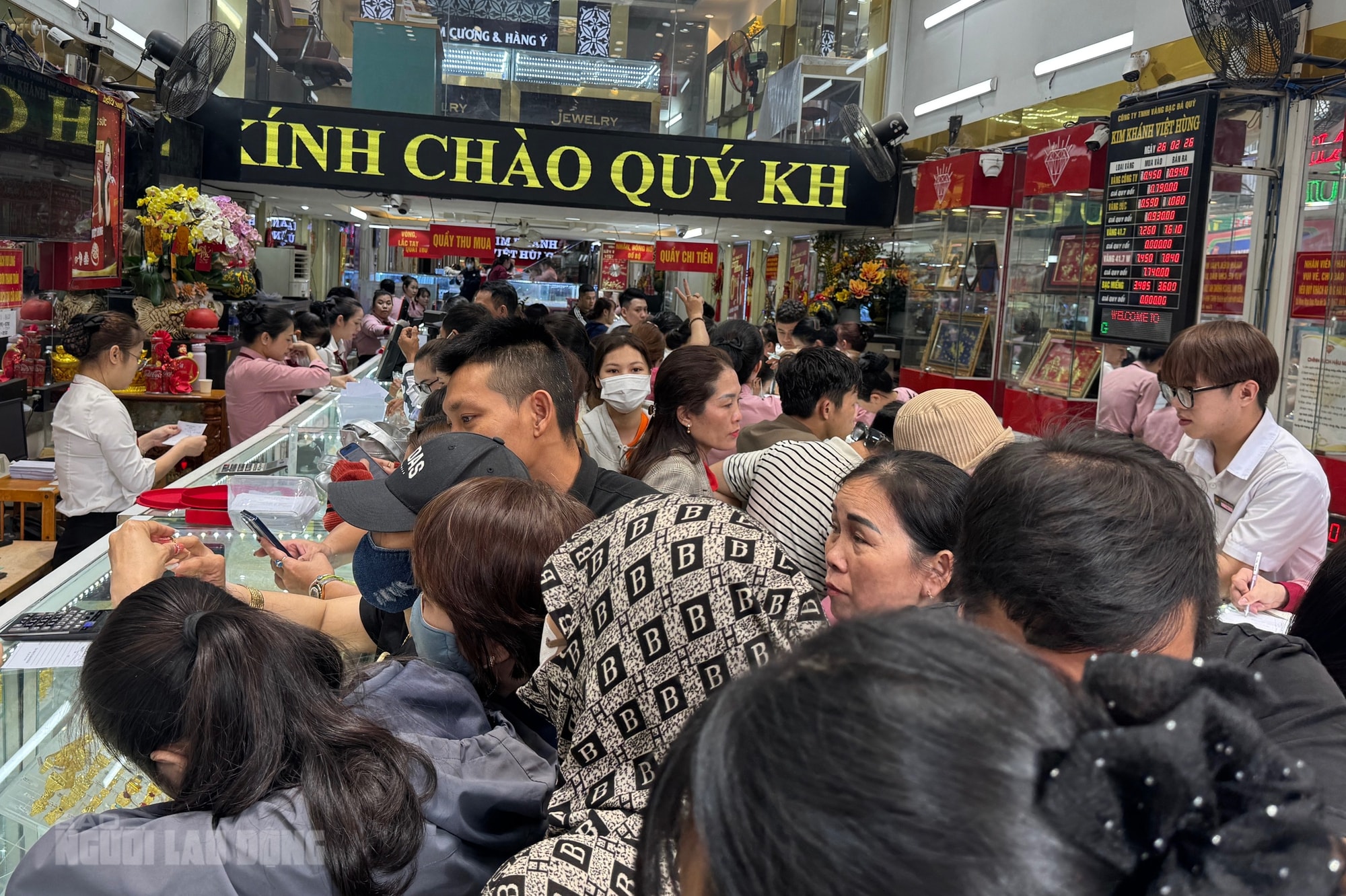 Tiệm vàng ở Đà Nẵng nhộn nhịp ngày vía Thần Tài 2026 với nhẫn nhỏ hút khách - Ảnh 1.