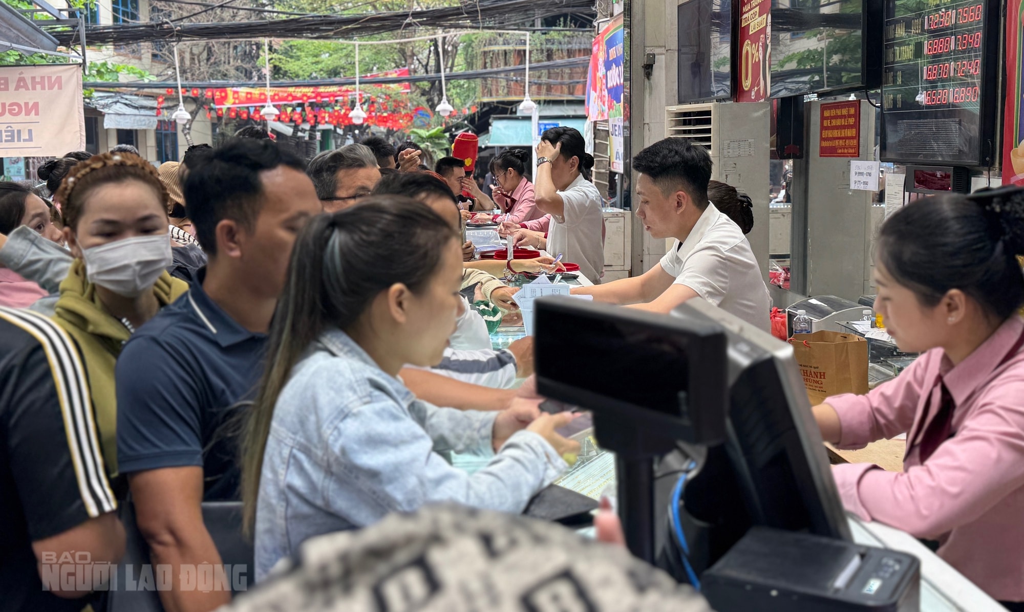 Tiệm vàng ở Đà Nẵng nhộn nhịp ngày vía Thần Tài 2026 với nhẫn nhỏ hút khách - Ảnh 5.