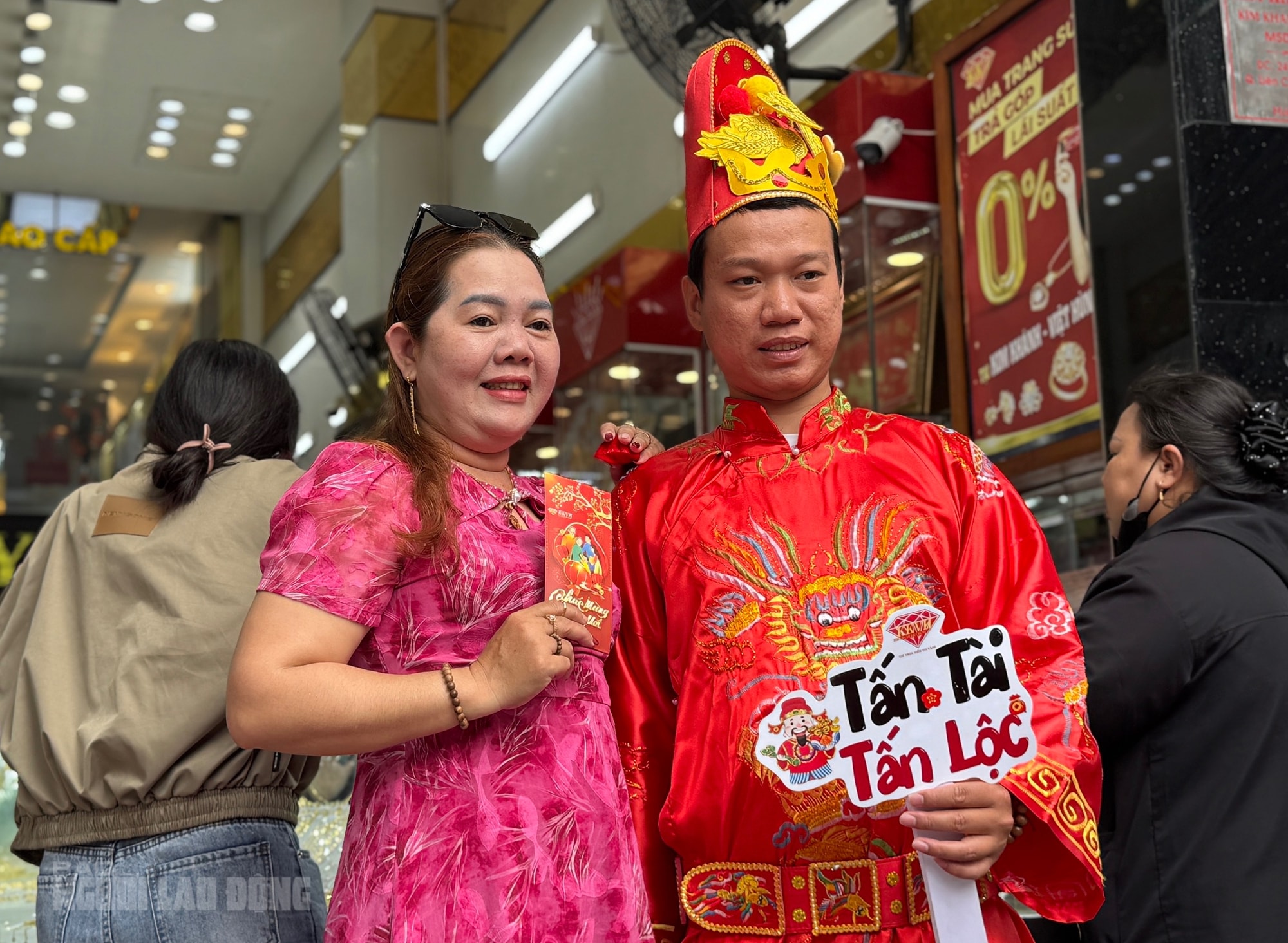 Tiệm vàng ở Đà Nẵng nhộn nhịp ngày vía Thần Tài 2026 với nhẫn nhỏ hút khách - Ảnh 6.