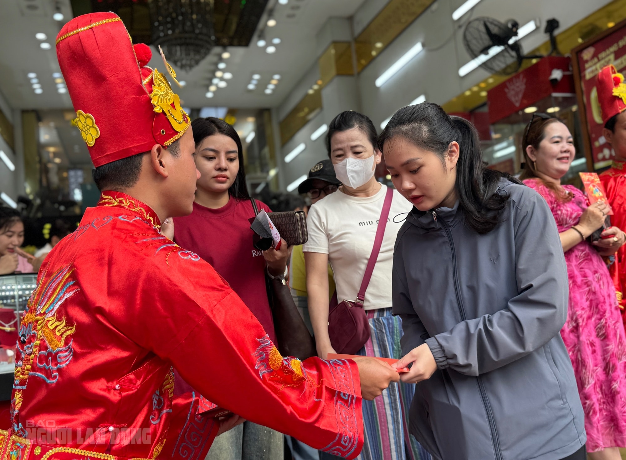Tiệm vàng ở Đà Nẵng nhộn nhịp ngày vía Thần Tài 2026 với nhẫn nhỏ hút khách - Ảnh 7.