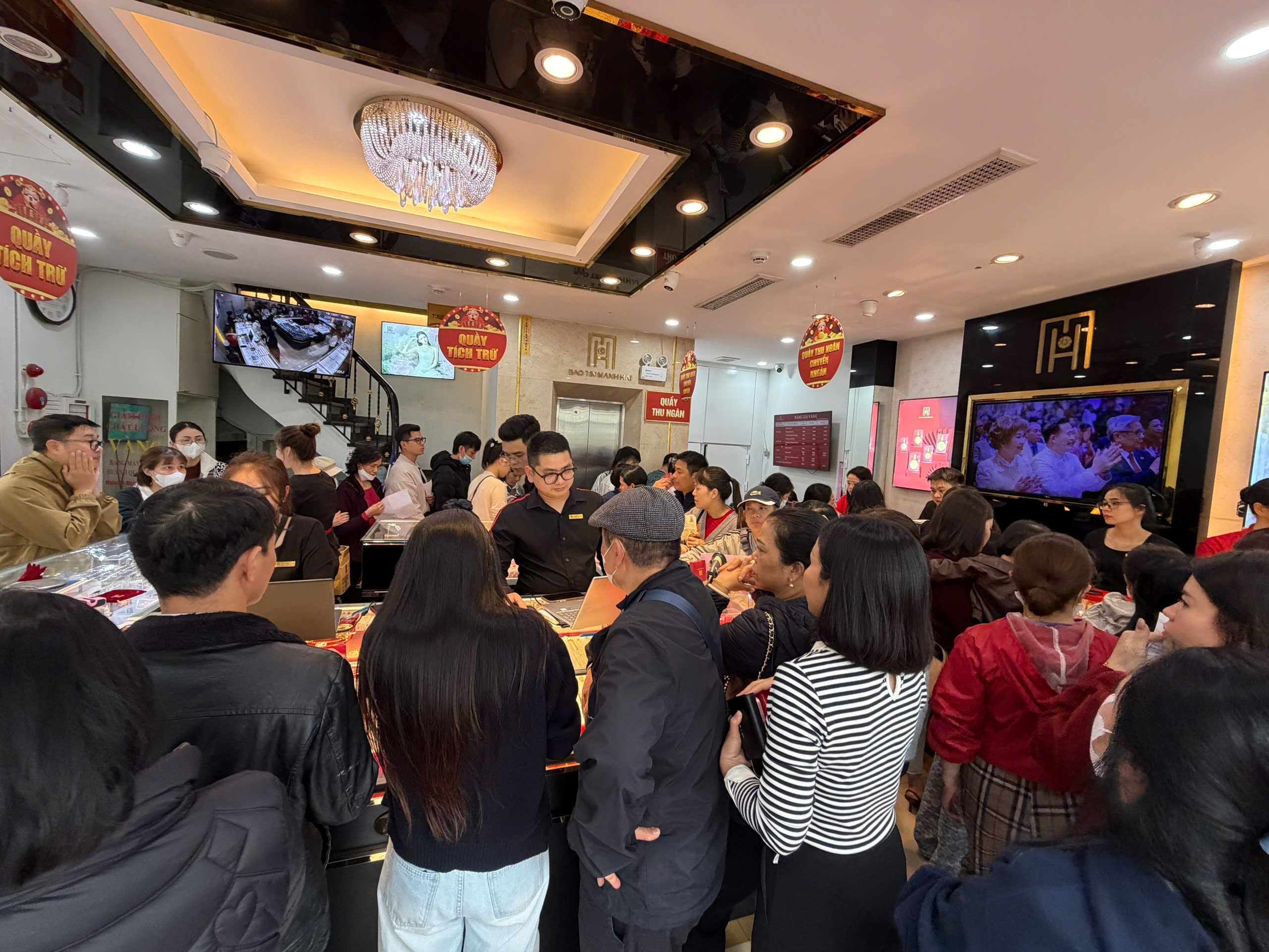 Cuối ngày Thần Tài, giá vàng miếng SJC bất ngờ giảm, khách nhộn nhịp đi mua - Ảnh 5.