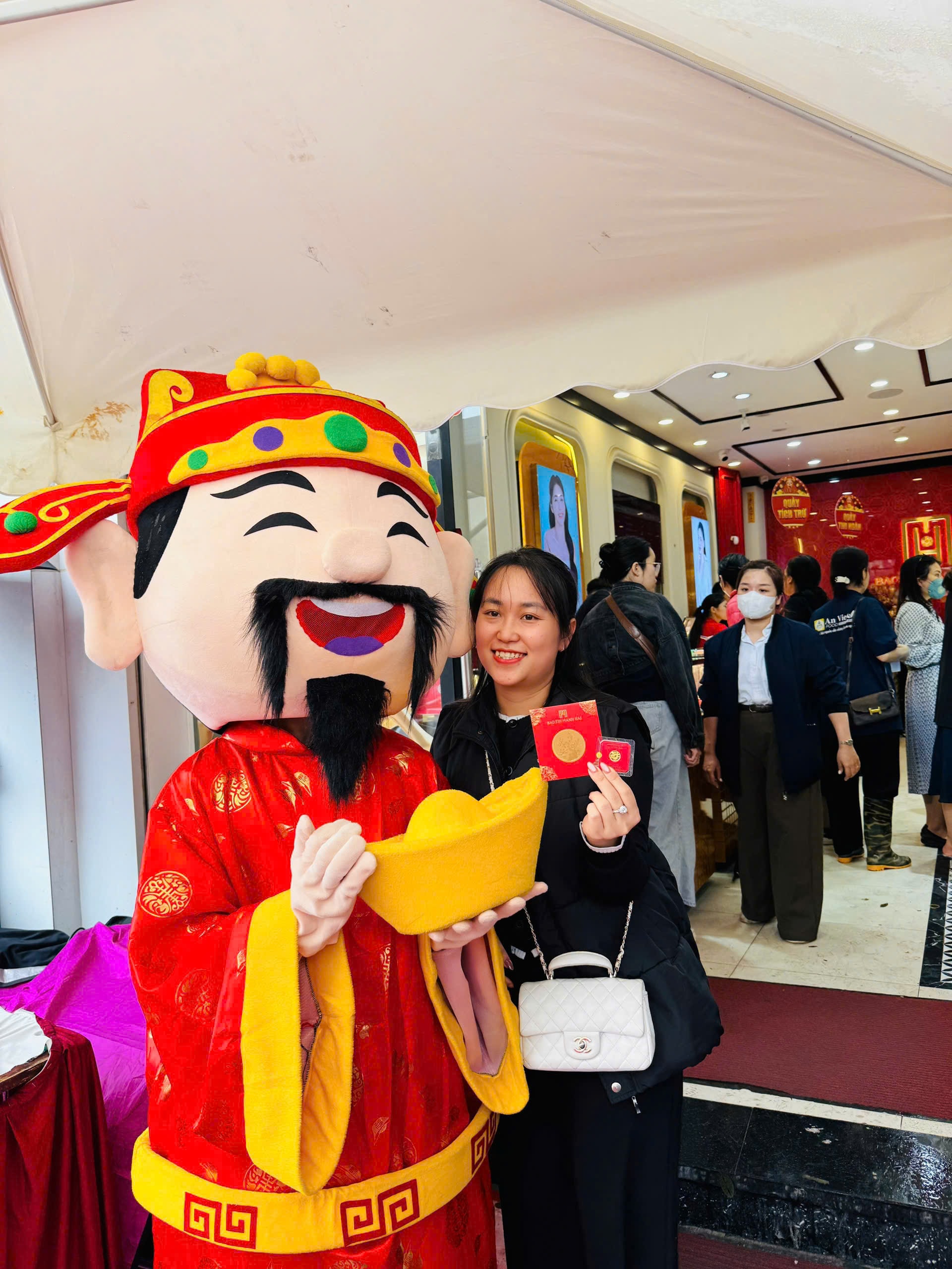 Cuối ngày Thần Tài, giá vàng miếng SJC bất ngờ giảm, khách nhộn nhịp đi mua - Ảnh 7.