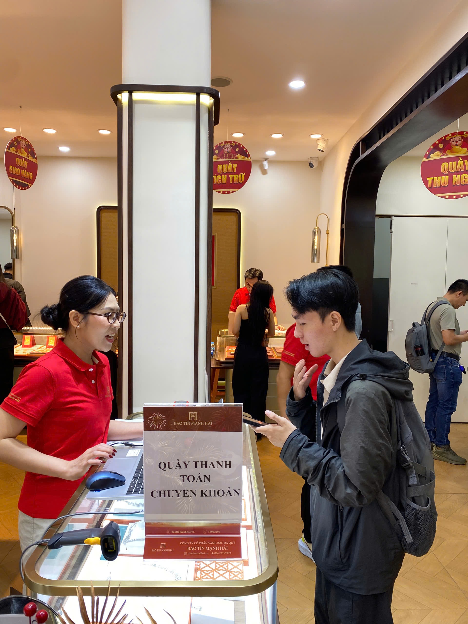 Cuối ngày Thần Tài, giá vàng miếng SJC bất ngờ giảm, khách nhộn nhịp đi mua - Ảnh 6.