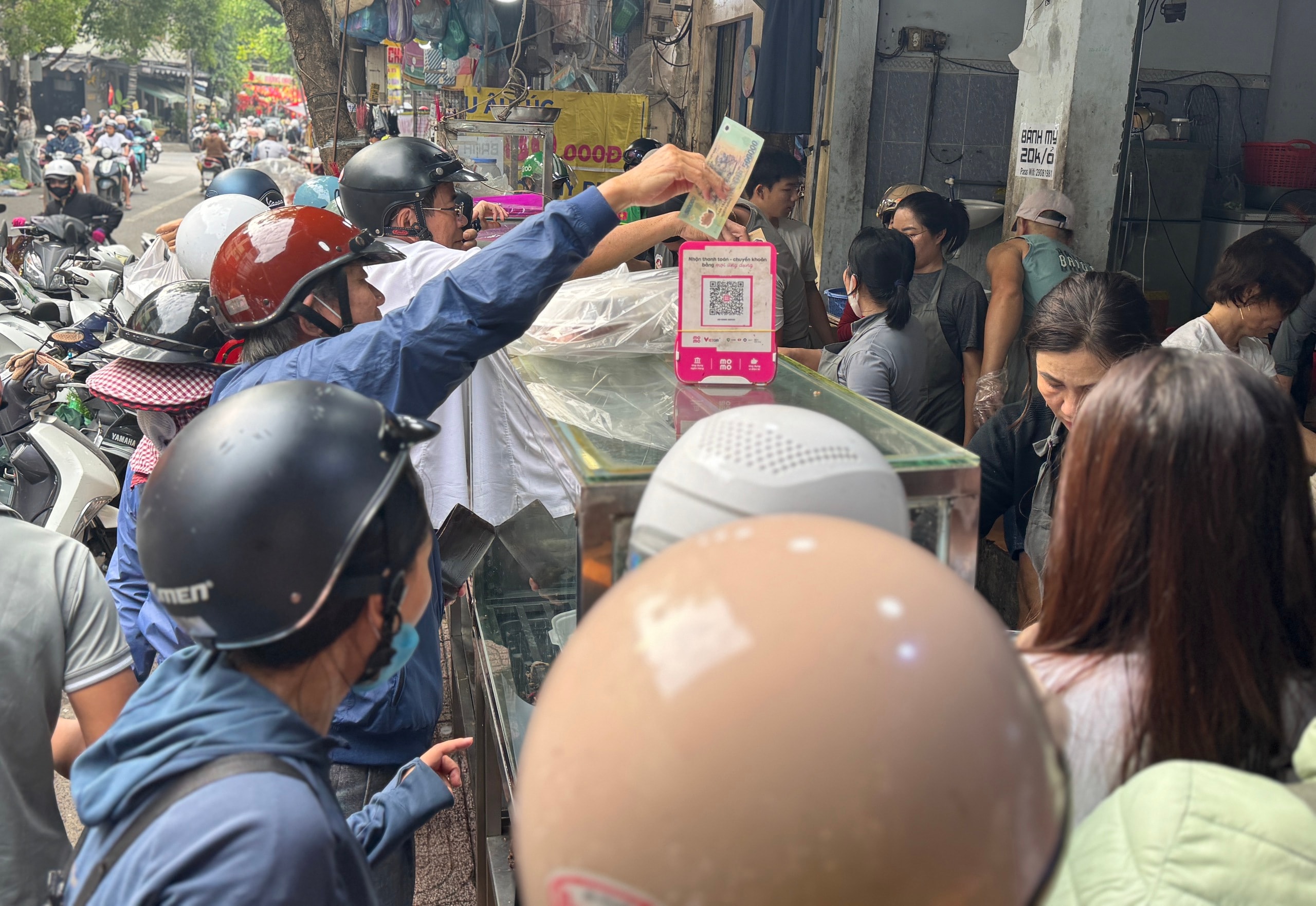 Tiệm vàng ở Đà Nẵng nhộn nhịp ngày vía Thần Tài 2026 với nhẫn nhỏ hút khách - Ảnh 8.