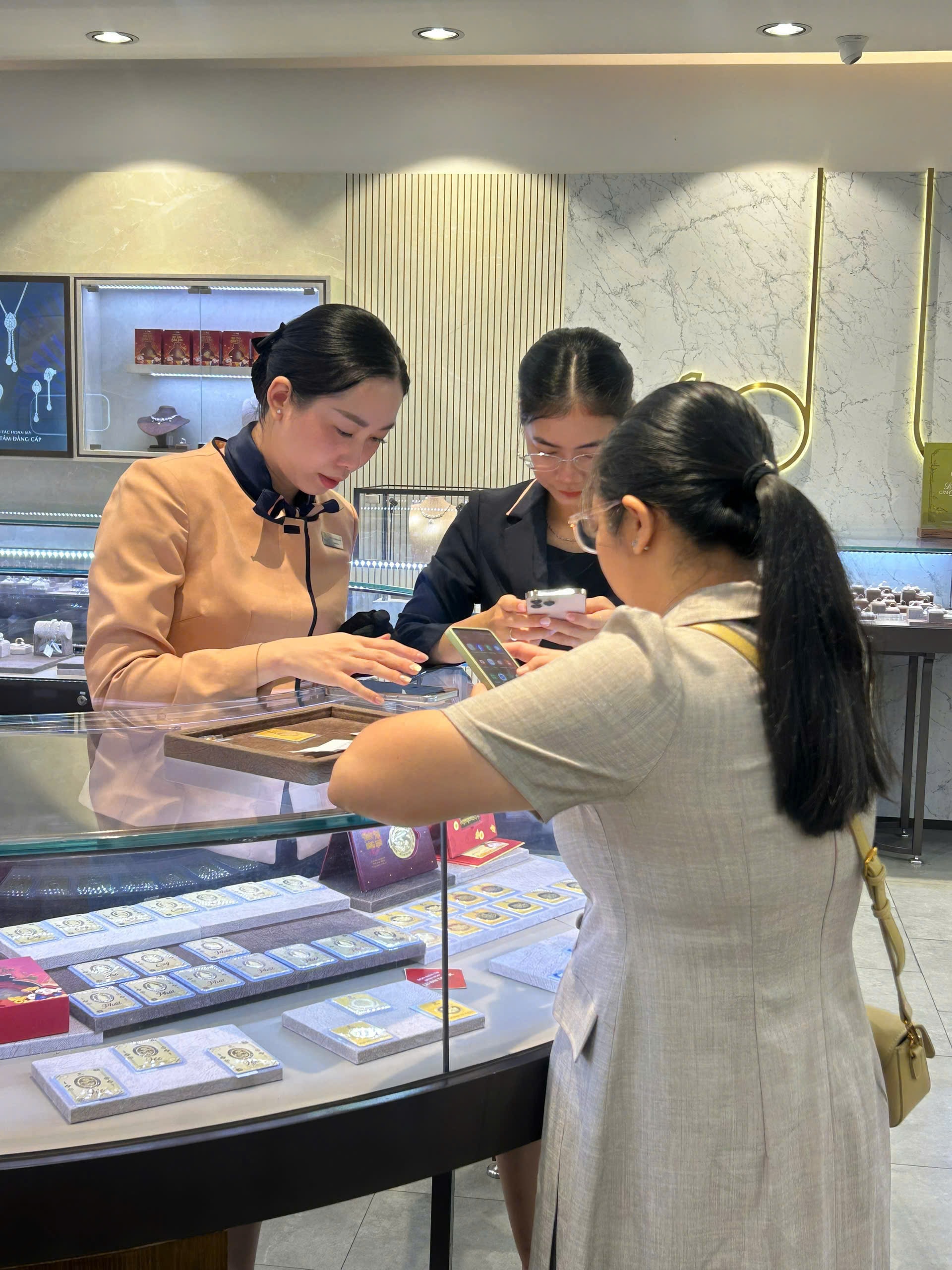 Diễn biến bất ngờ của giá vàng ngày vía Thần Tài 2026 - Ảnh 6.