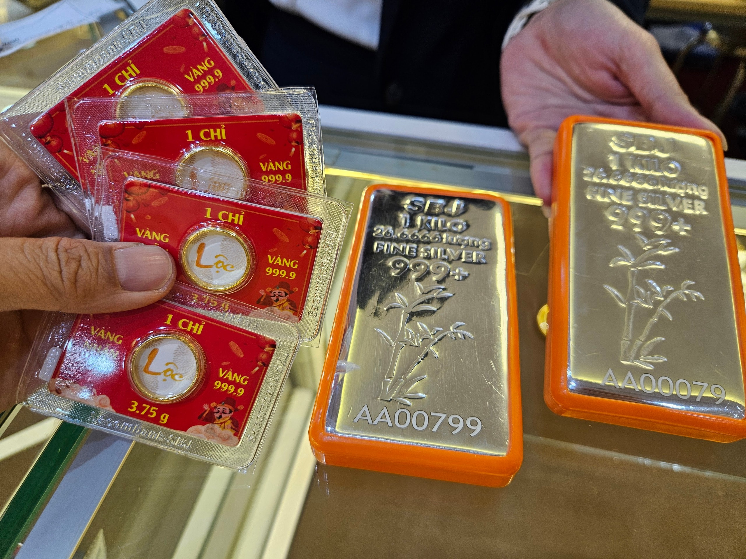 Giá bạc hôm nay 26 - 2: Khách hàng xếp hàng mua bạc Thần Tài tăng mạnh - Ảnh 8.