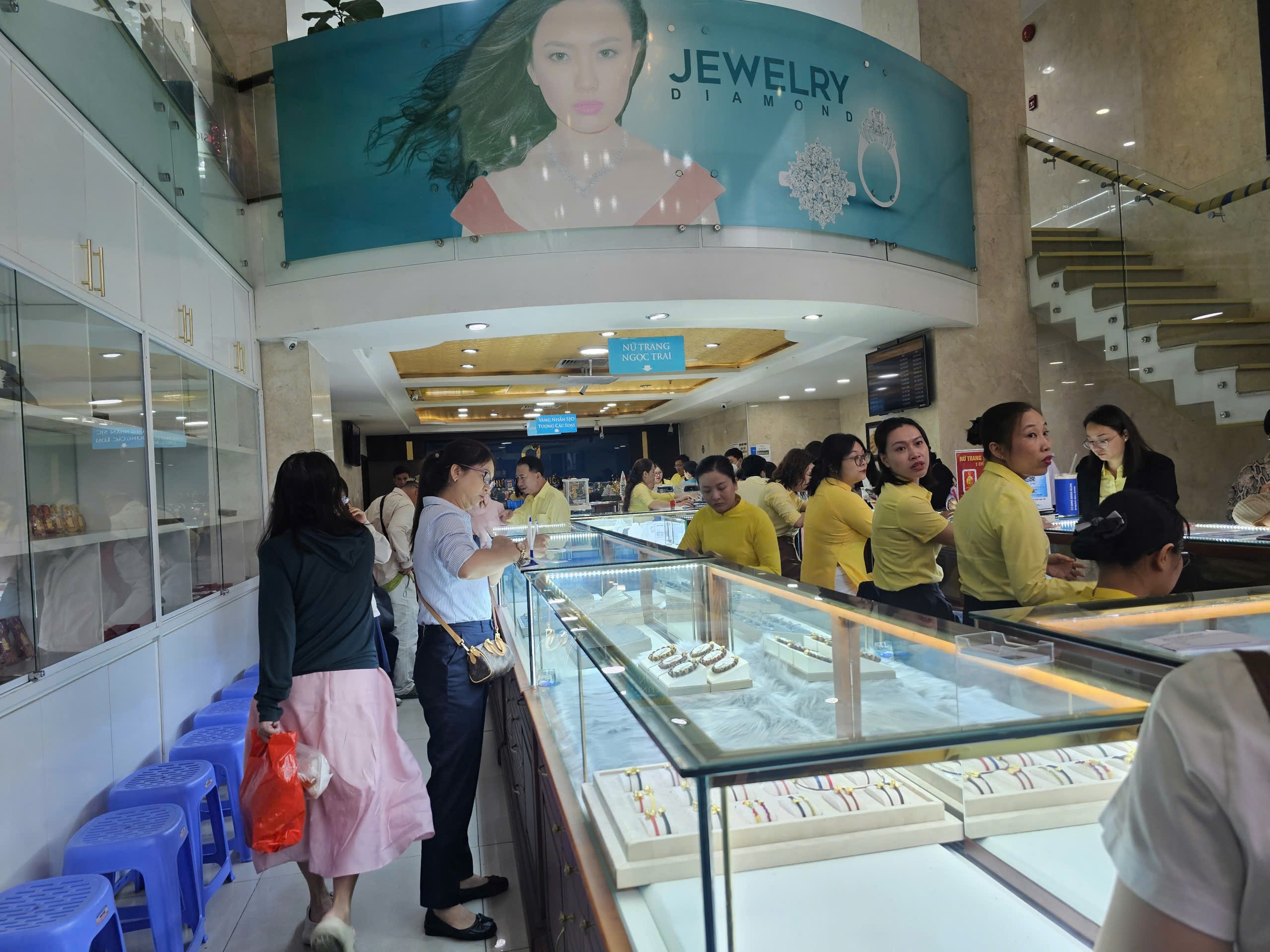 Diễn biến bất ngờ của giá vàng ngày vía Thần Tài 2026 - Ảnh 2.