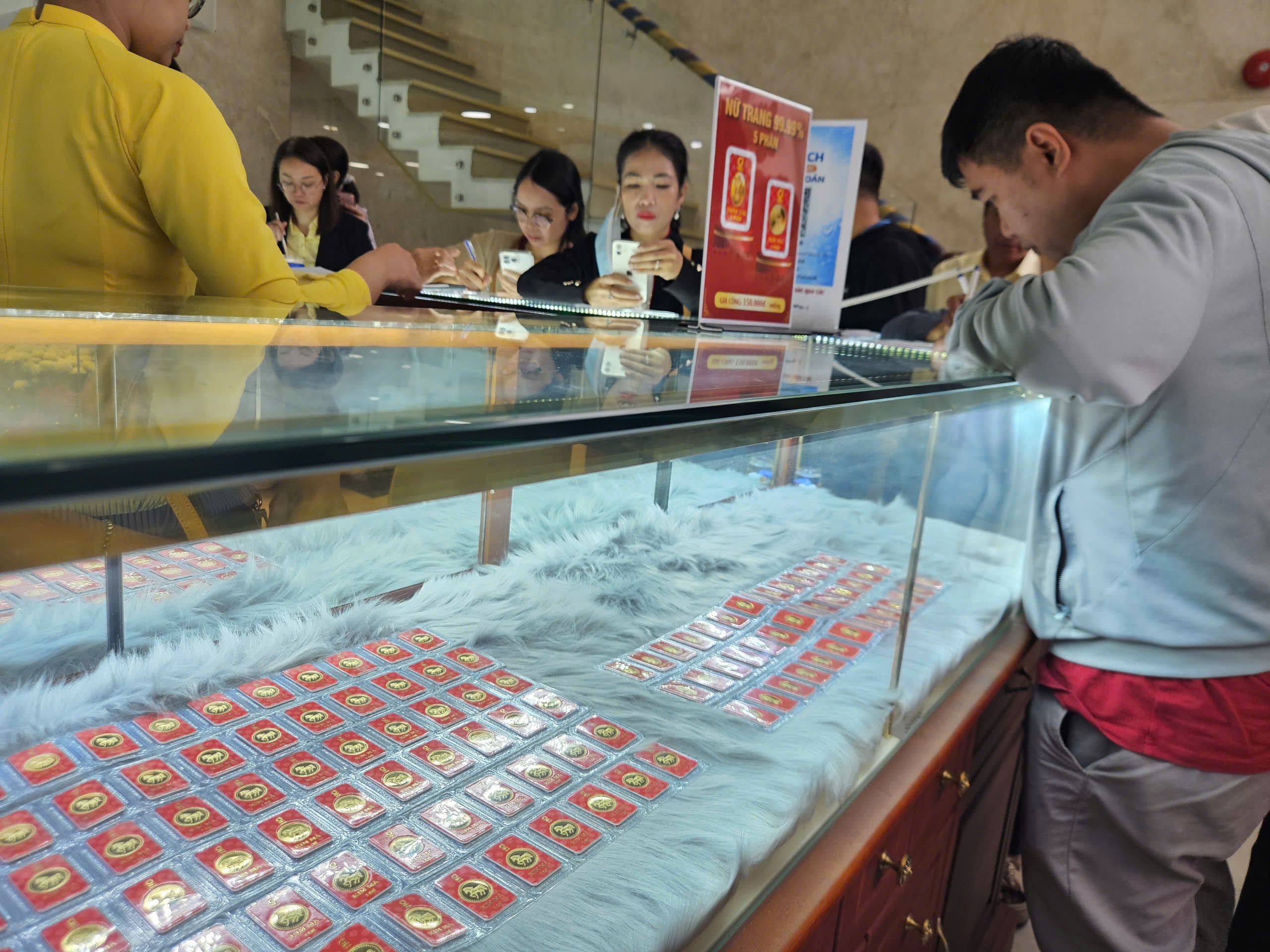 Diễn biến bất ngờ của giá vàng ngày vía Thần Tài 2026 - Ảnh 5.