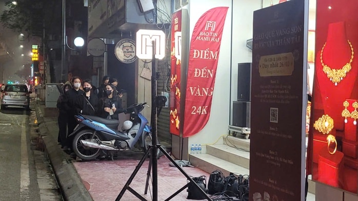 Xếp hàng từ nửa đêm mua vàng ngày vía Thần Tài 2026 - Ảnh 4.