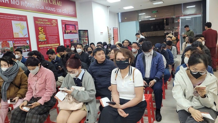 Xếp hàng từ nửa đêm mua vàng ngày vía Thần Tài 2026 - Ảnh 3.