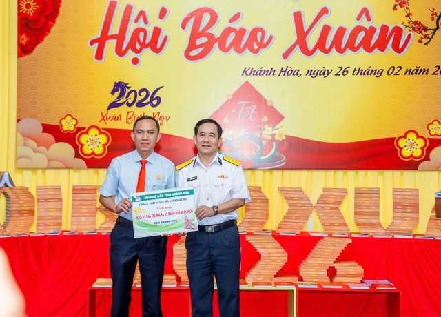 Khánh Hòa tặng số lượng lớn báo Xuân cho quân và dân Trường Sa- Ảnh 3.