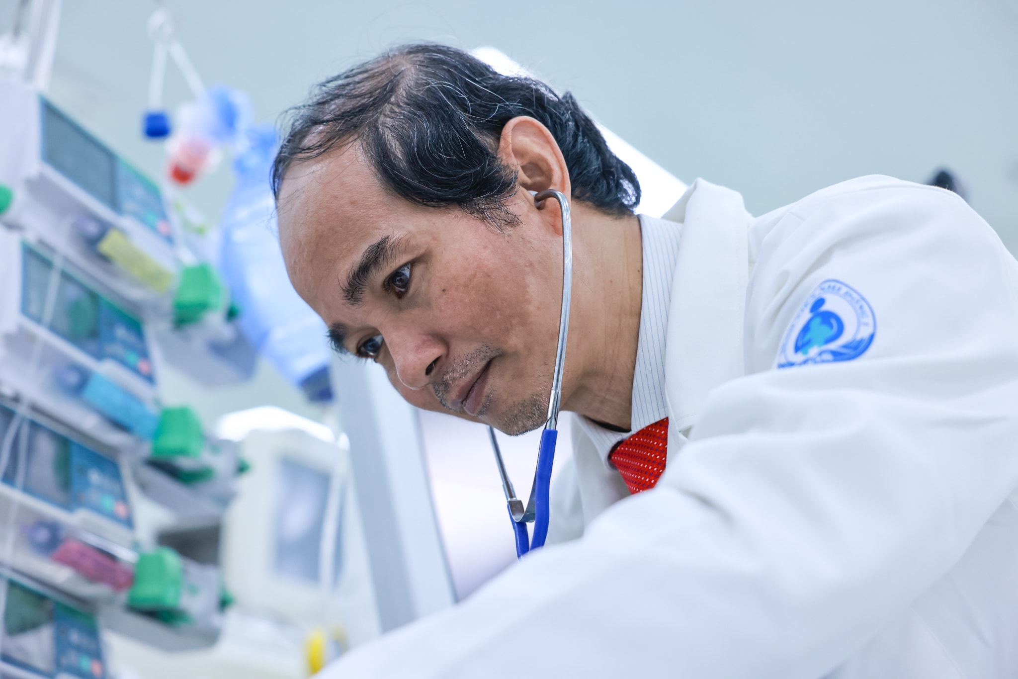 Mỗi người bệnh sốt xuất huyết Dengue là một tình huống riêng biệt, đòi hỏi bác sĩ theo dõi từng giờ để không bỏ lỡ dấu hiệu chuyển nặng. 