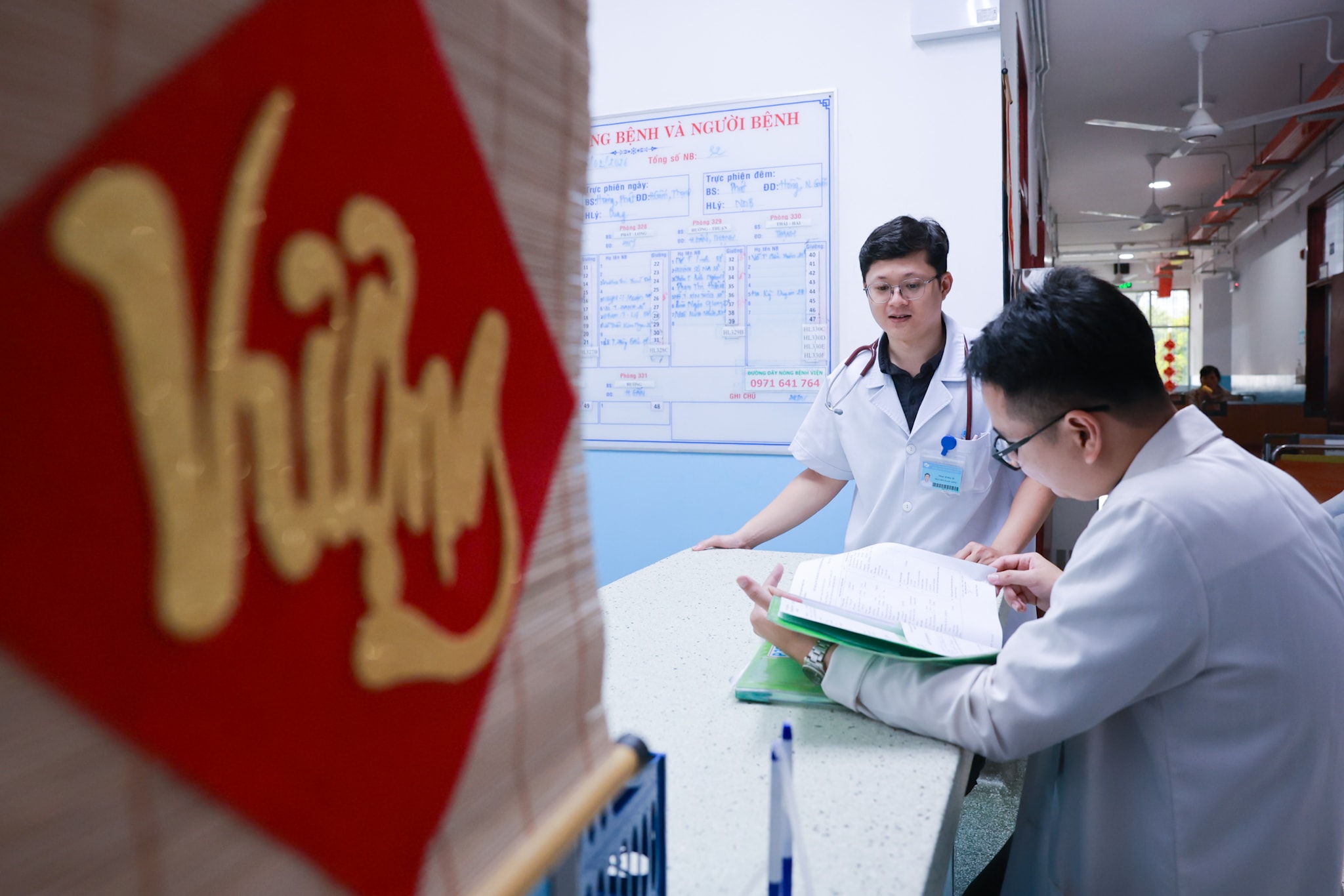 Đằng sau mỗi bệnh án sốt xuất huyết Dengue là sự tập trung cao độ và những giờ phút thảo luận không ngừng nghỉ của đội ngũ y bác sĩ.