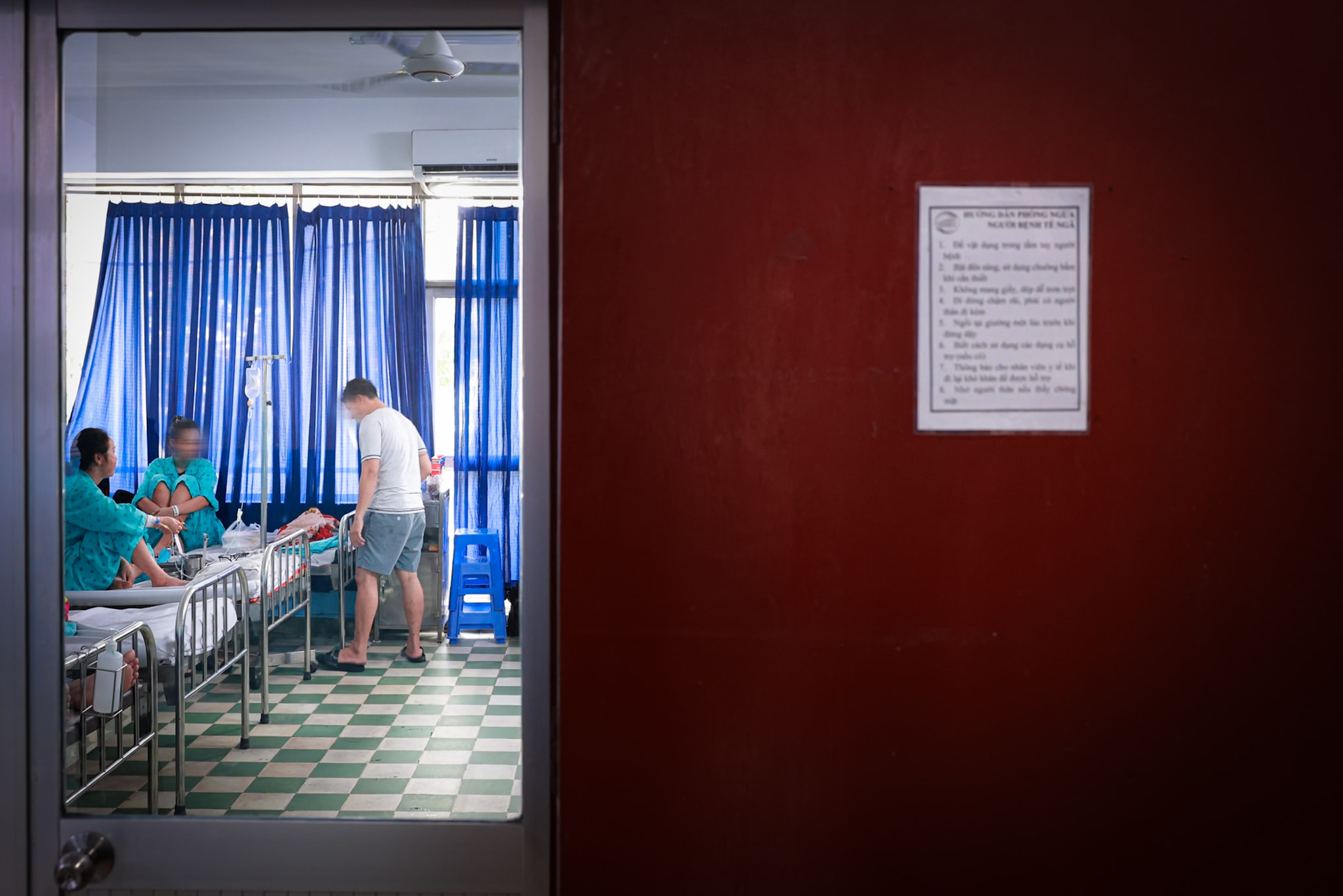 Việc điều trị nội trú kéo dài khiến nhiều người phải bỏ lỡ công việc, học tập và những khoảnh khắc đoàn viên quý giá.