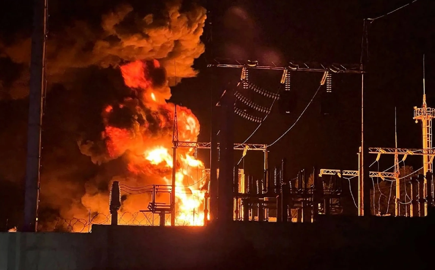 Một trạm điện ở Belgorod bốc cháy. (Ảnh: Telegram)