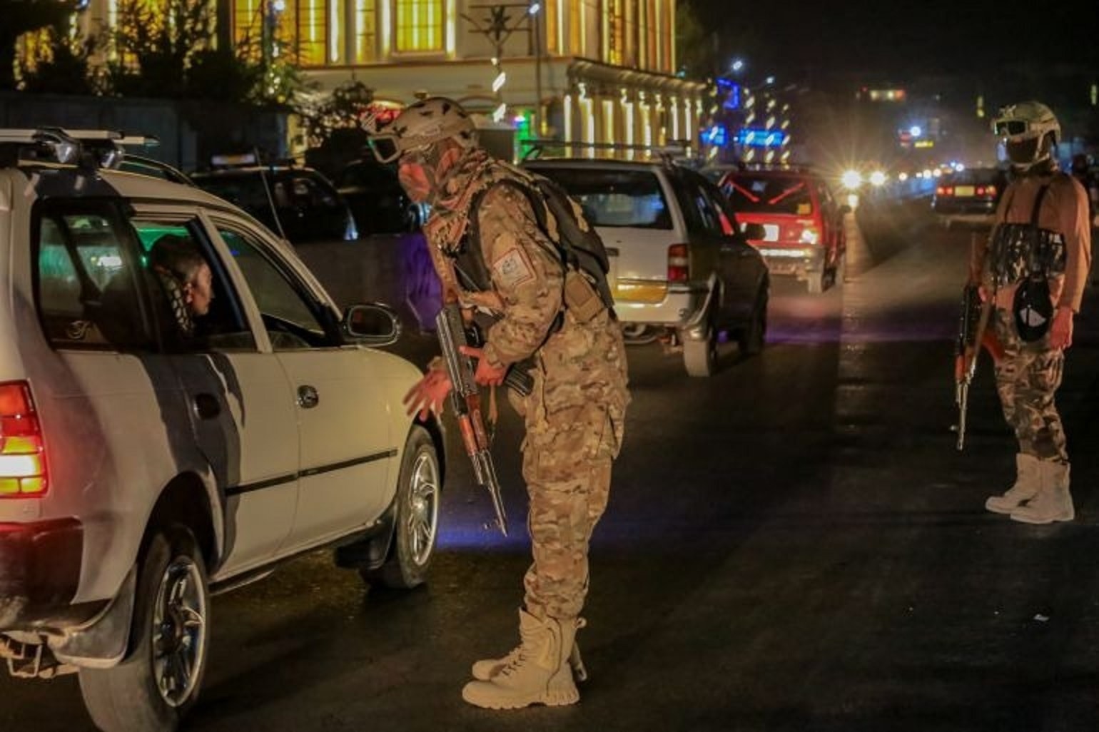 Lực lượng an ninh Afghanistan kiểm tra các phương tiện. (Ảnh: Reuters)