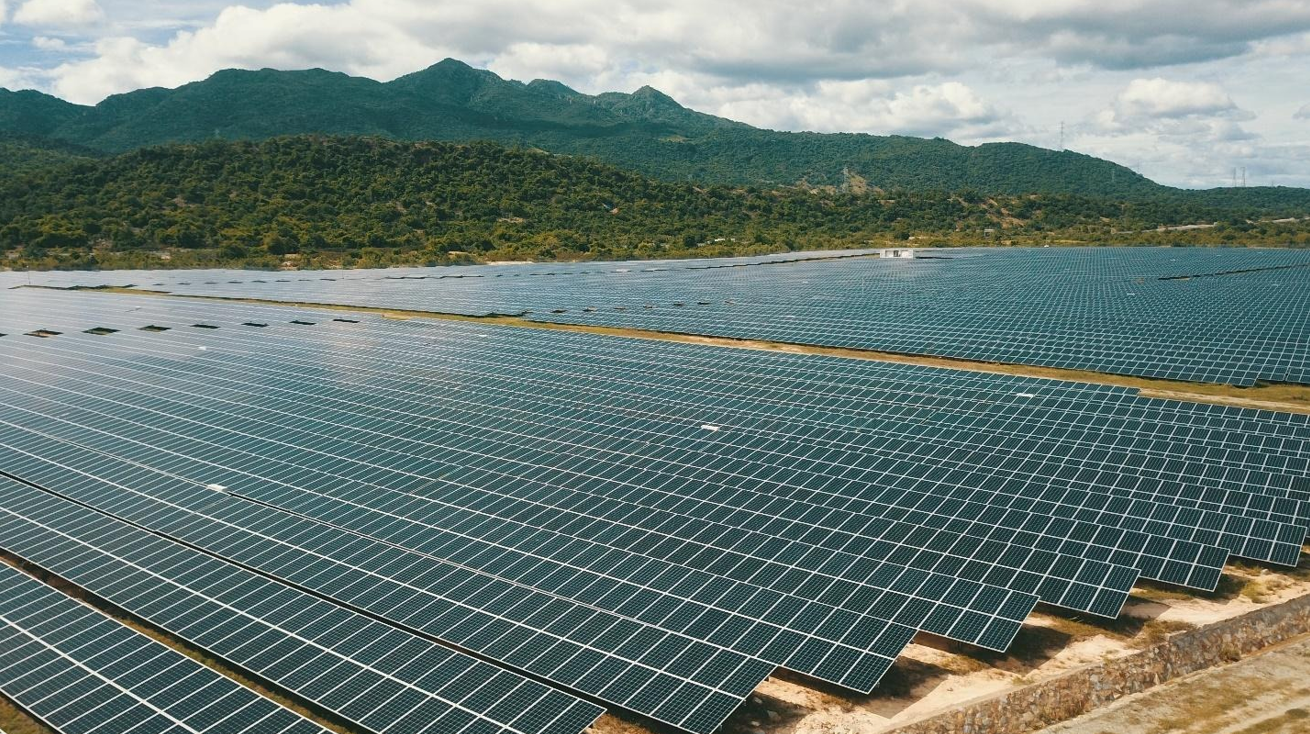 ROX Group đẩy mạnh đầu tư cho trụ cột năng lượng tái tạo.