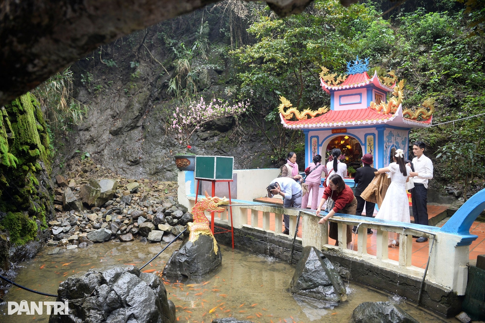 Du khách đua nhau lấy nước thánh cầu may mắn ở ngôi đền thiêng - 5 Du khách đua nhau lấy nước thánh cầu may mắn ở ngôi đền thiêng - 5