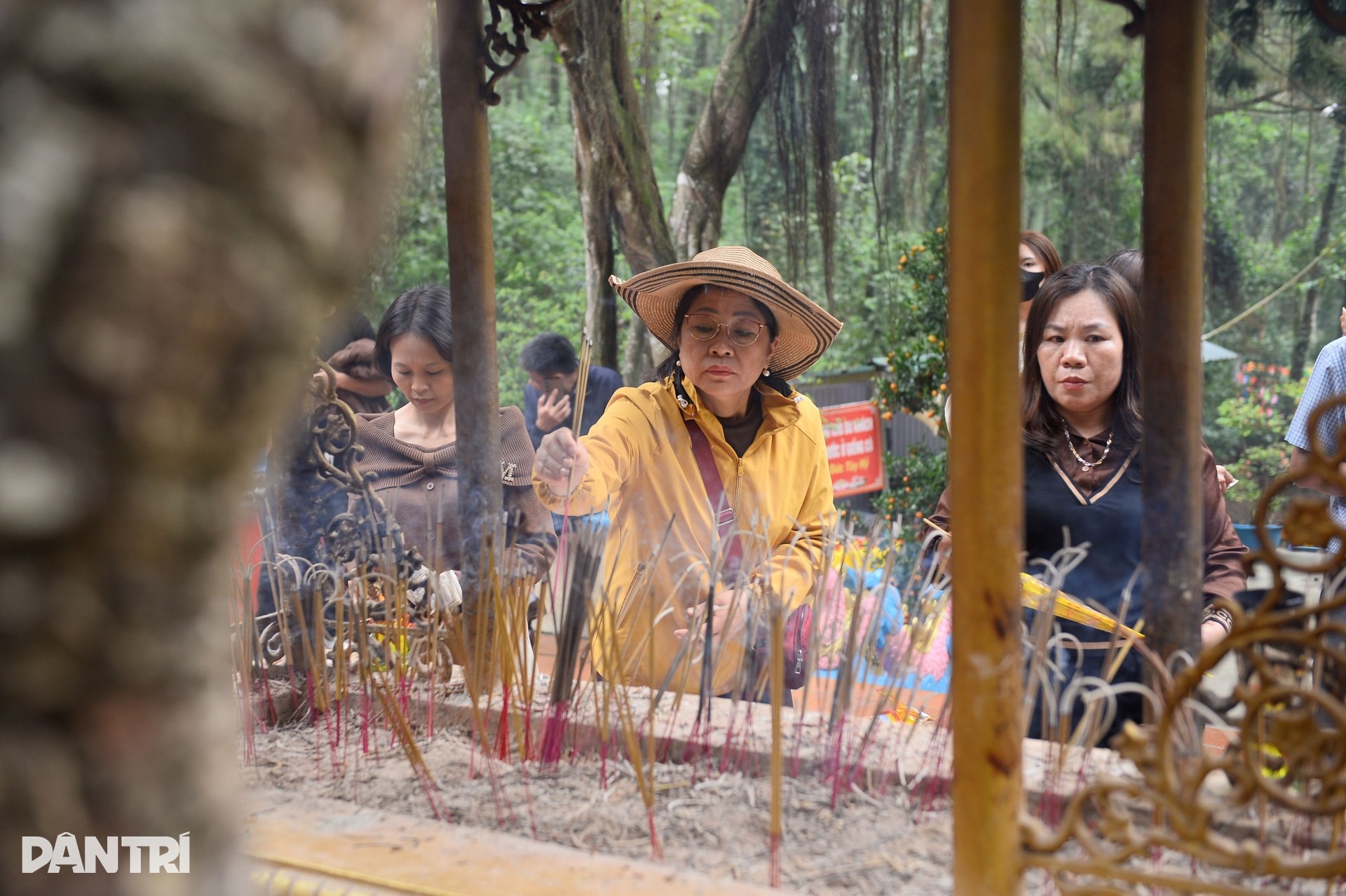 Du khách đua nhau lấy nước thánh cầu may mắn ở ngôi đền thiêng - 3 Du khách đua nhau lấy nước thánh cầu may mắn ở ngôi đền thiêng - 3