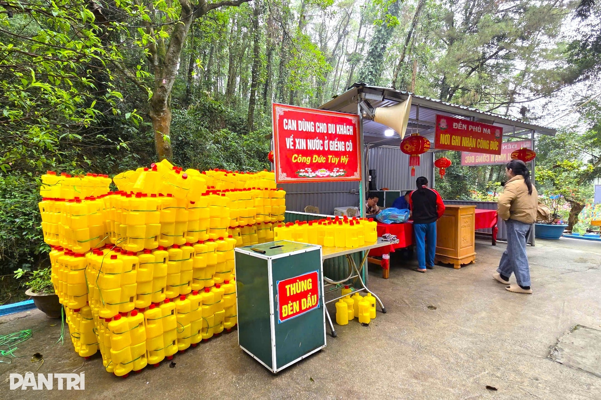 Du khách đua nhau lấy nước thánh cầu may mắn ở ngôi đền thiêng - 8 Du khách đua nhau lấy nước thánh cầu may mắn ở ngôi đền thiêng - 8