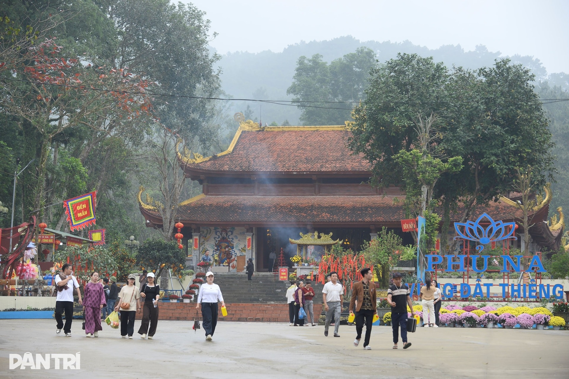 Du khách đua nhau lấy nước thánh cầu may mắn ở ngôi đền thiêng - 2 Du khách đua nhau lấy nước thánh cầu may mắn ở ngôi đền thiêng - 2