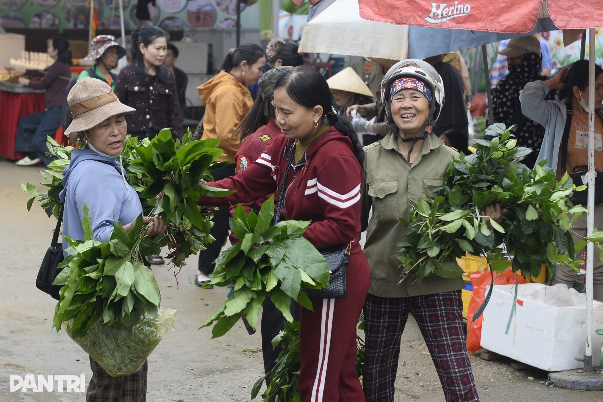 Du khách đua nhau lấy nước thánh cầu may mắn ở ngôi đền thiêng - 11 Du khách đua nhau lấy nước thánh cầu may mắn ở ngôi đền thiêng - 11