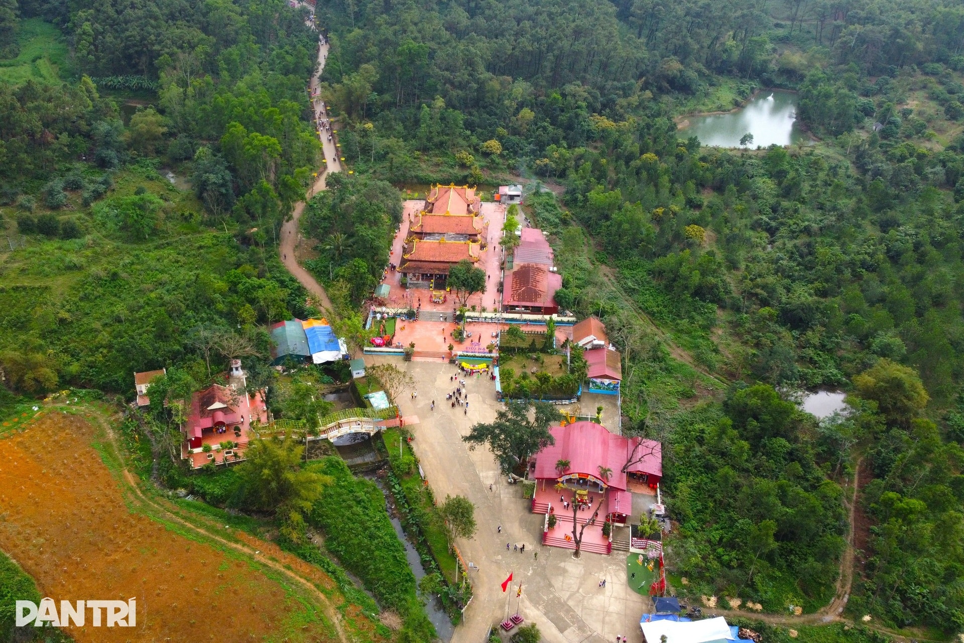 Du khách đua nhau lấy nước thánh cầu may mắn ở ngôi đền thiêng - 12 Du khách đua nhau lấy nước thánh cầu may mắn ở ngôi đền thiêng - 12