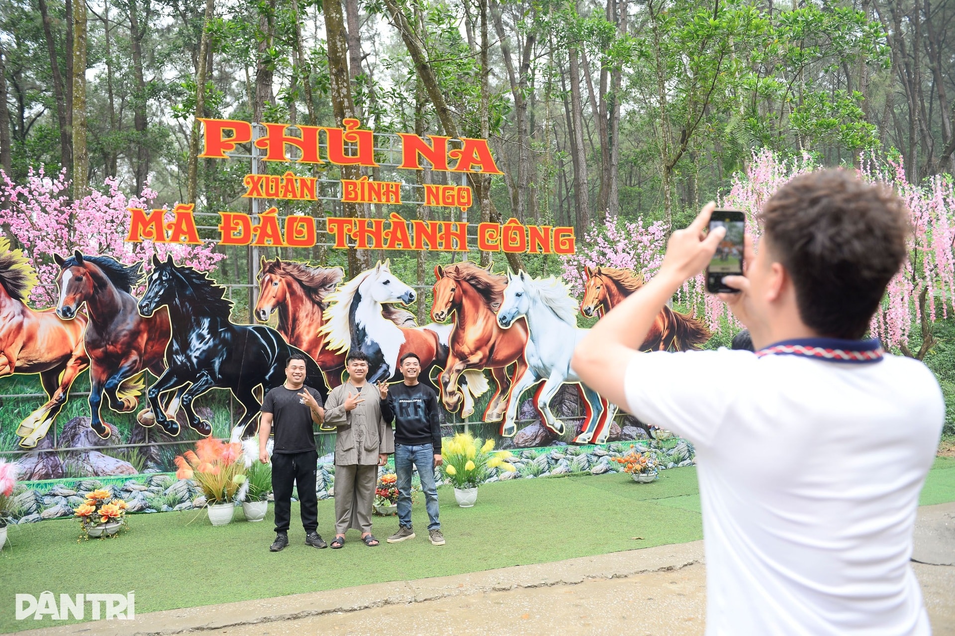 Du khách đua nhau lấy nước thánh cầu may mắn ở ngôi đền thiêng - 9 Du khách đua nhau lấy nước thánh cầu may mắn ở ngôi đền thiêng - 9