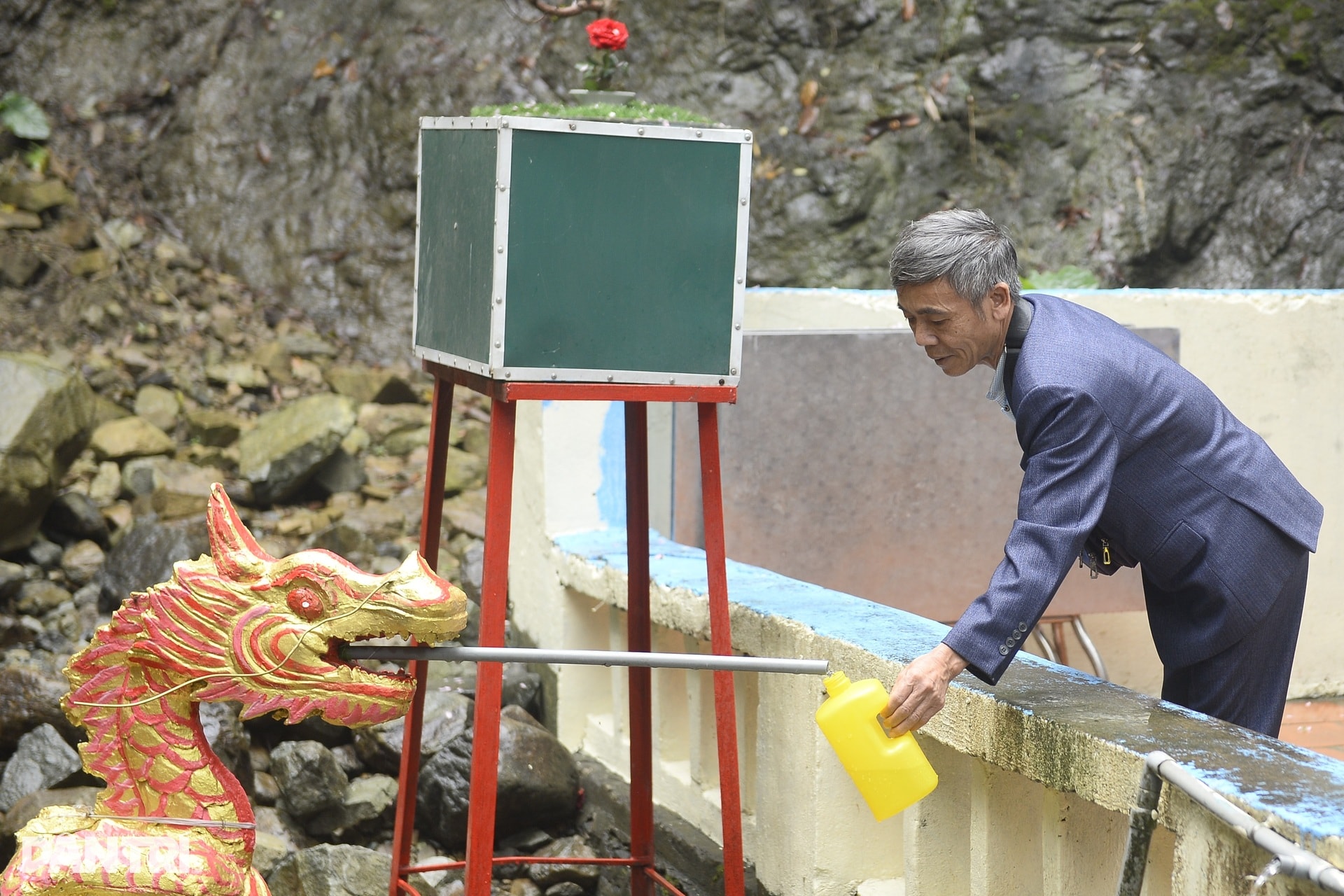 Du khách đua nhau lấy nước thánh cầu may mắn ở ngôi đền thiêng - 6 Du khách đua nhau lấy nước thánh cầu may mắn ở ngôi đền thiêng - 6