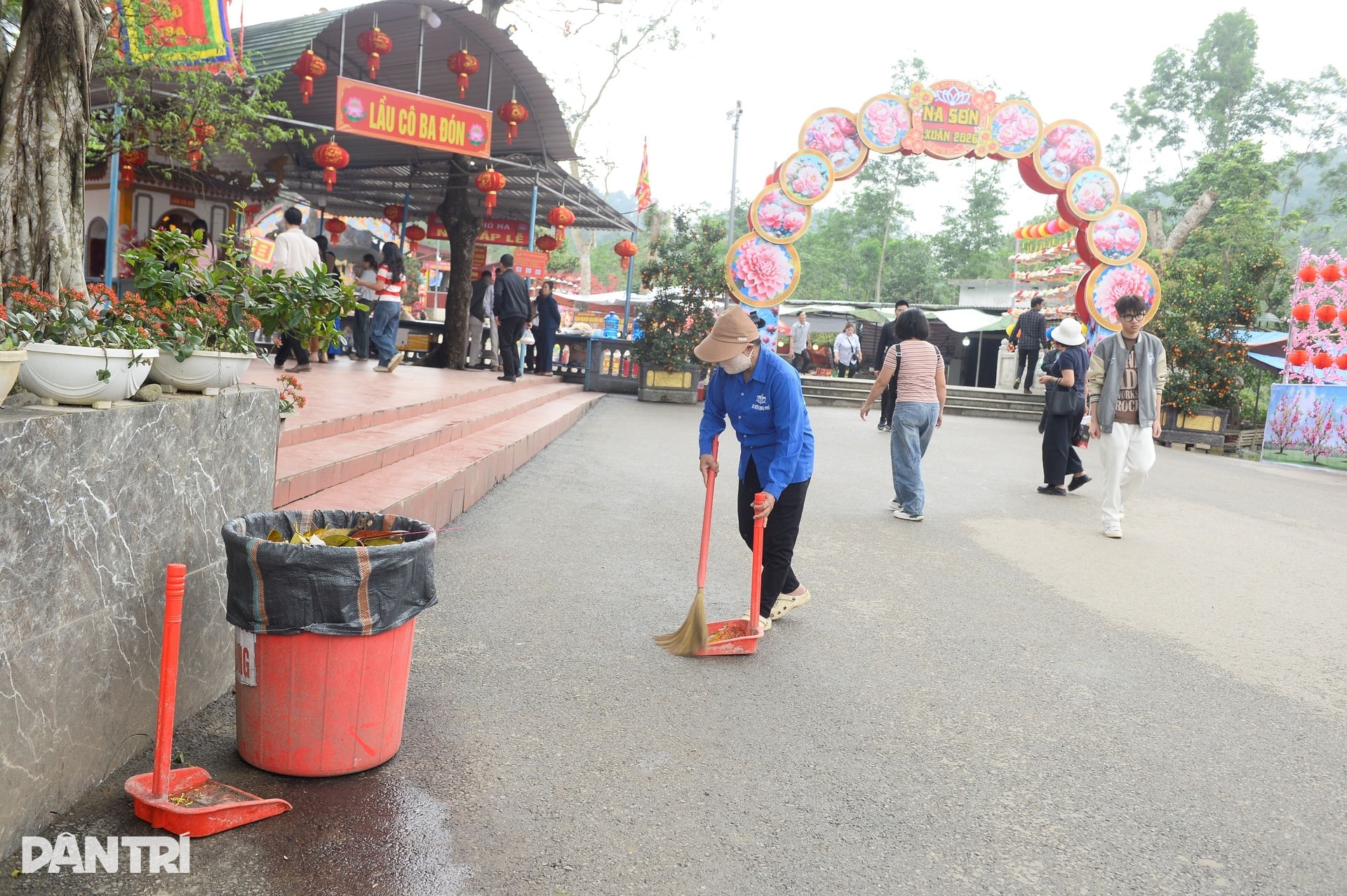 Du khách đua nhau lấy nước thánh cầu may mắn ở ngôi đền thiêng - 10 Du khách đua nhau lấy nước thánh cầu may mắn ở ngôi đền thiêng - 10