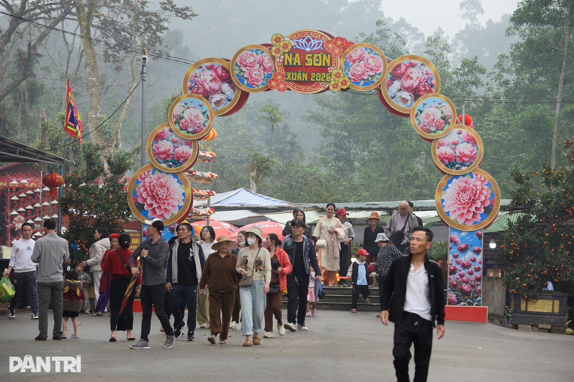 Du khách đua nhau lấy nước thánh cầu may mắn ở ngôi đền thiêng - 1 Du khách đua nhau lấy nước thánh cầu may mắn ở ngôi đền thiêng - 1