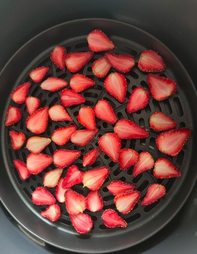 Sấy dâu tây dẻo ngon trong nồi chiên không dầu. Ảnh: 163