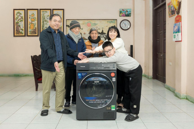 Gia đình chị Hiền chụp ảnh bên chiếc máy giặt sấy là giải thưởng của cuộc thi. Ảnh: Panasonic