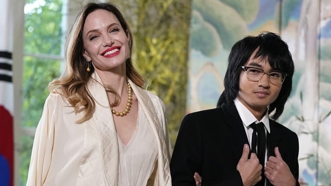 Maddox và mẹ dự sự kiện ở Nhà Trắng năm 2023. Ảnh: AP