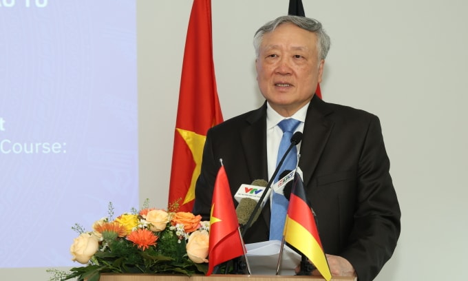 Phó thủ tướng thường trực Nguyễn Hòa Bình phát biểu tại Trường Đại học Việt Đức sáng 27/2. Ảnh: VGU