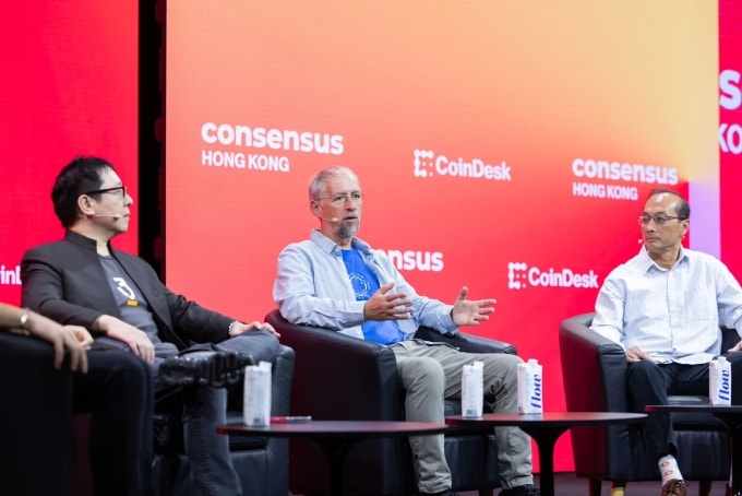 Adam Back (người ngồi giữa) đang phát biểu tại một sự kiện về tiền số tại Miami Beach (Mỹ). Ảnh: CoinDesk